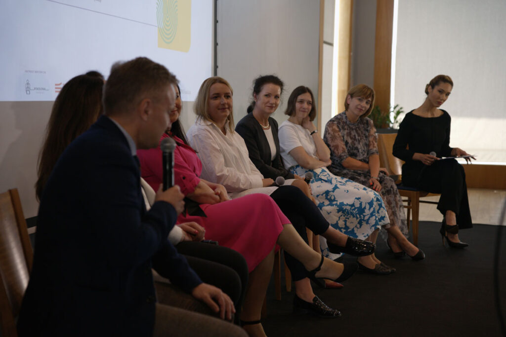 Paneliści konferencji "Kobiety mają wybór" w Olsztynie